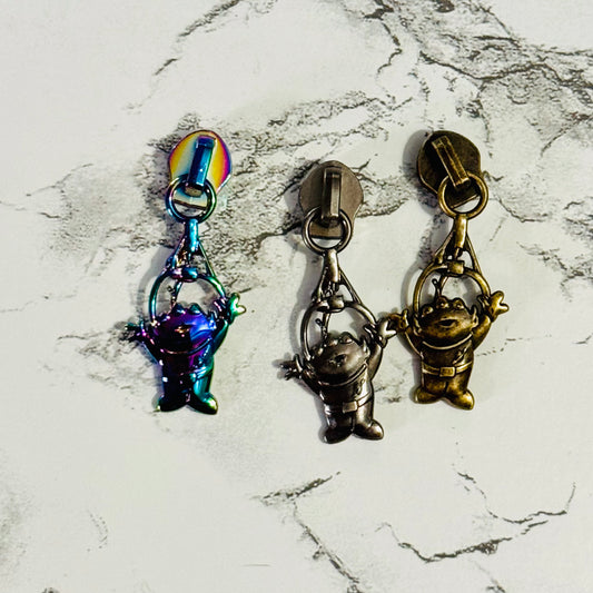 The claw alien zipper pull